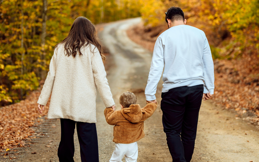 Famille, jeune parents avec un enfants qui se baladent